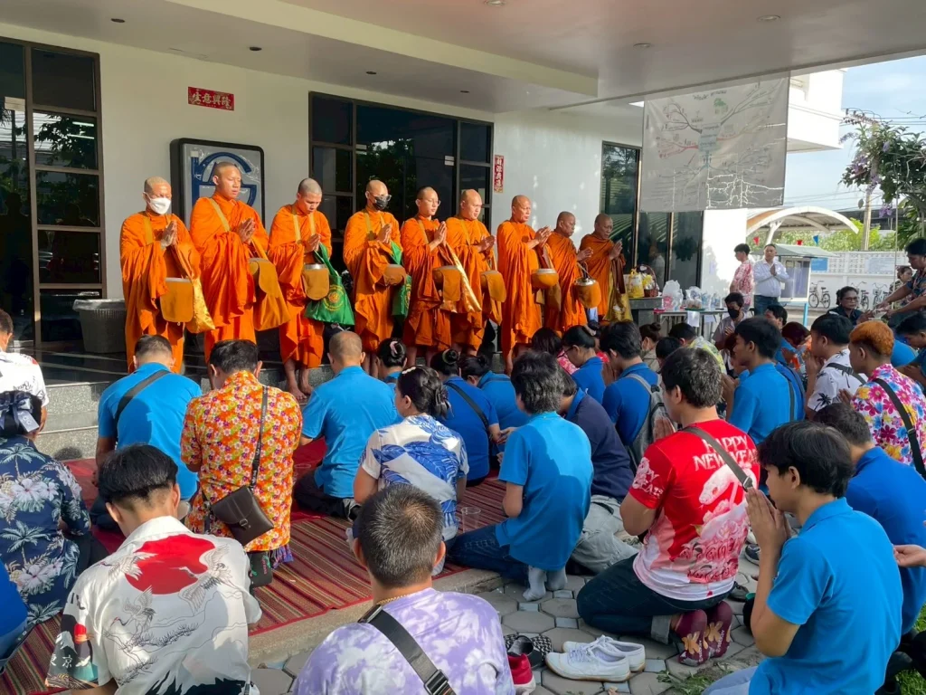 SIM จัดกิจกรรมใส่บาตรข้าวสารอาหารแห้ง